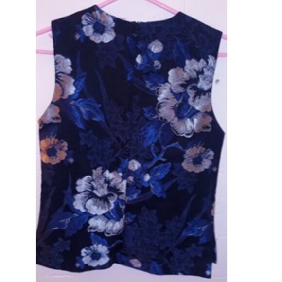 Judith and Charles beautiful top. Satin feel. Fit and quality to the forefront. - Picture 1 of 4